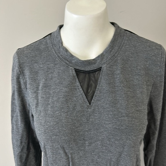 Alo Yoga Serene Long Sleeve Top Gray Black Mesh Cuff Finger Loop Sz M - Picture 5 of 13